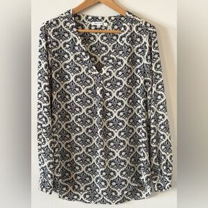 🌸 Rose + Olive Blue and White Decorative Blouse Women’s Size Medium